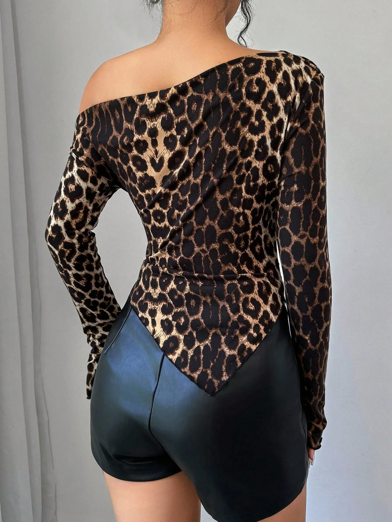 Privé Women Asymmetrical Neck Long Sleeve Leopard Print Pleated Casual Leopard Print